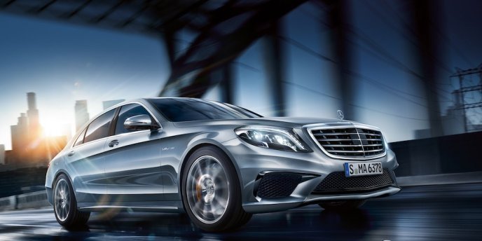 A Mercedes sedan taking passengers from the Airport into Paris