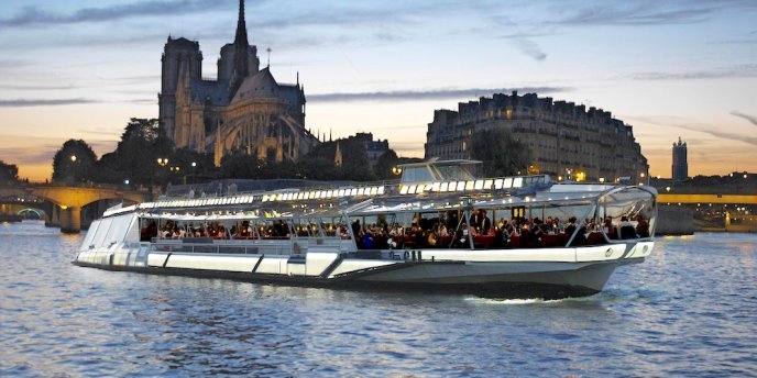 Bateaux Mouches dinner boat cruising along the Seine River