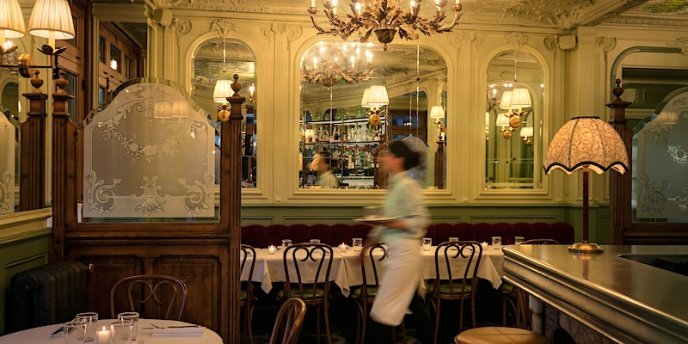 A server walks through the hsitoric Paris bisetro, Le Chardenoux