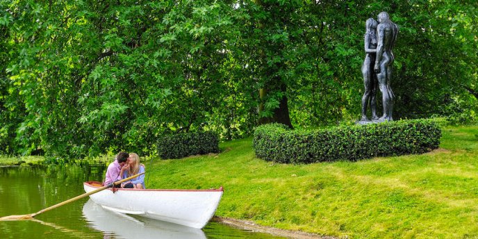 Couple kissing in a canoe On a lake in the Bois de Boulogne, Paris