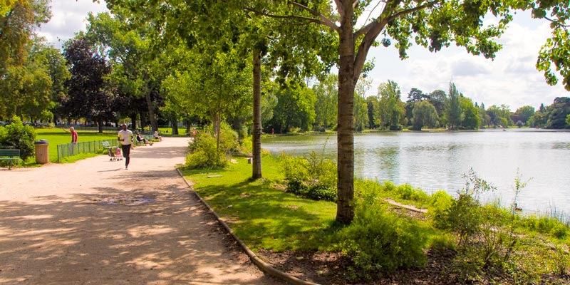 A pathway skirts the lake at Bois de Vincennes