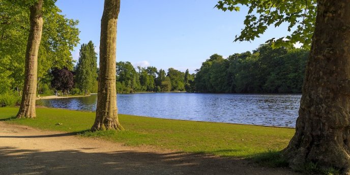 Lake and paths at Bois de Vincennes