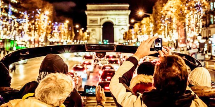 Open-Air Bus crusing the Paris streets at night title=