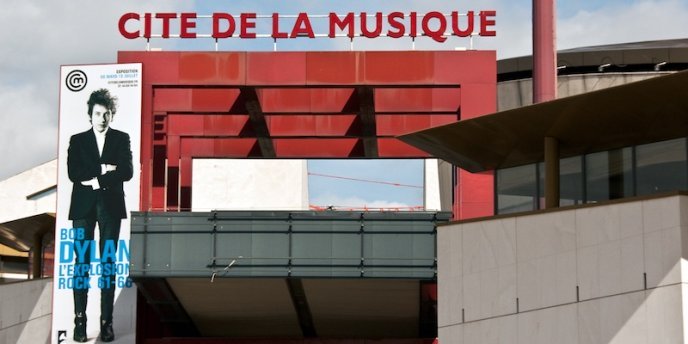 Entrance to Cite de la Musique with the poster annoucing the Bob Dylan exhibition