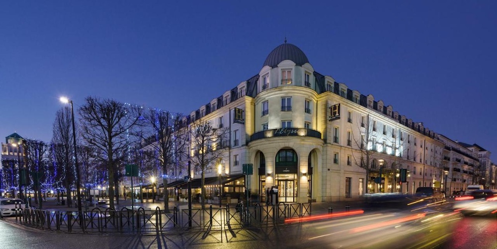 Exterior of Hotel l'Elysee Val d'Europe at night