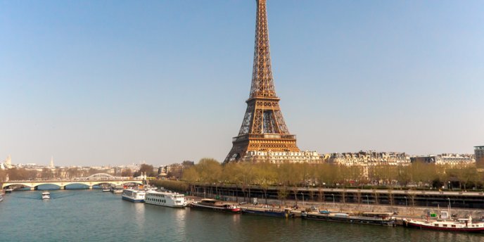 The Eiffel Tower as seen from Line 6 as it crosse Pont de Bir-Hakeim