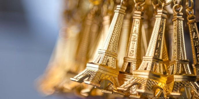 A bunch of miniature Eiffel Tower keychains