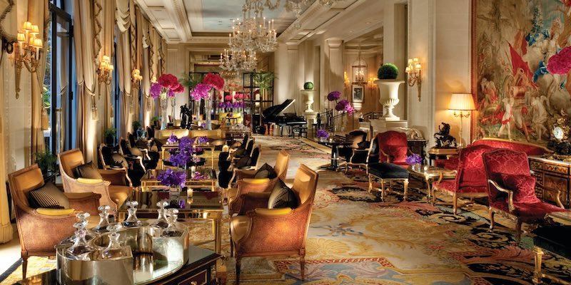 The lounge at hotel George V in Paris with plus seats and relaxing lighting