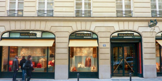 Hermes mains storefront in Paris