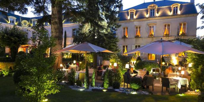 The beatuiful garden terrace of Hostellerie Le Cèdre