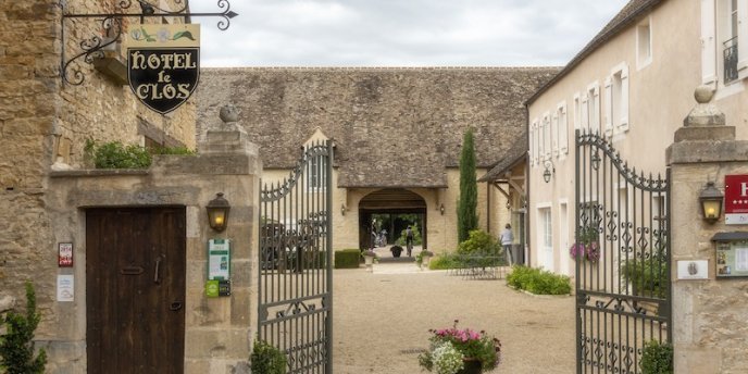 The gateway to the courtyard of Hotel Le Clos