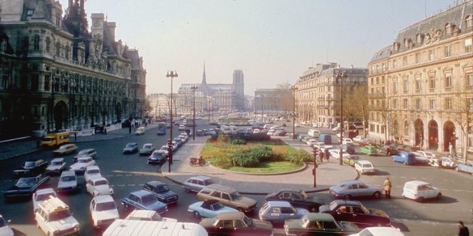 Traffic on the parvis of the Hotel de Ville in the 1960s