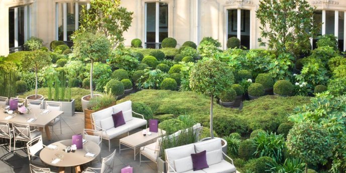 The garden and terrace of restaurant Joy at hotel Barrière Fouquet's Paris