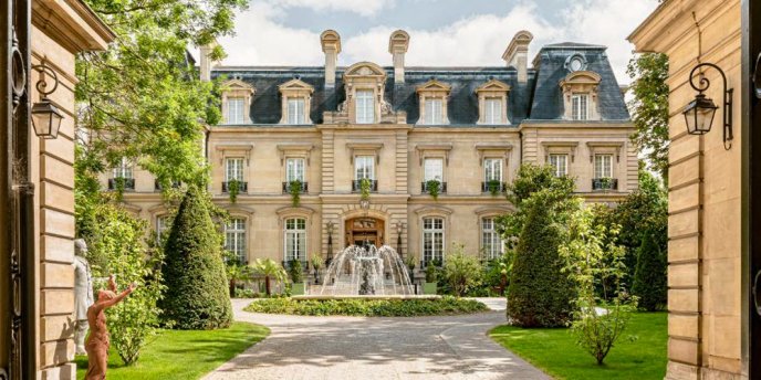 Exterior view of Hotel Saint James, Paris with a fountain