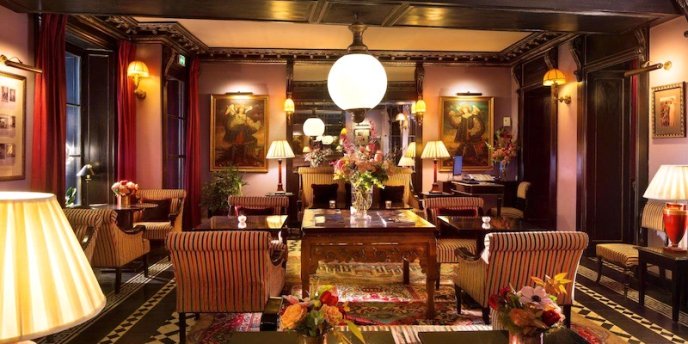 The warm color tones and lighting in the lounge at Villa d'Estrées