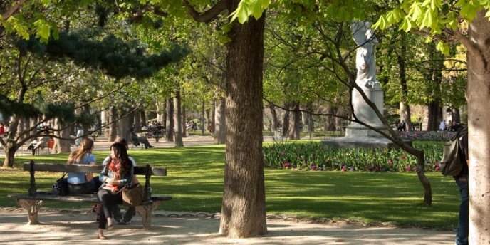 Parisians enoying perfect spring weather at Jardin du Luxembourg