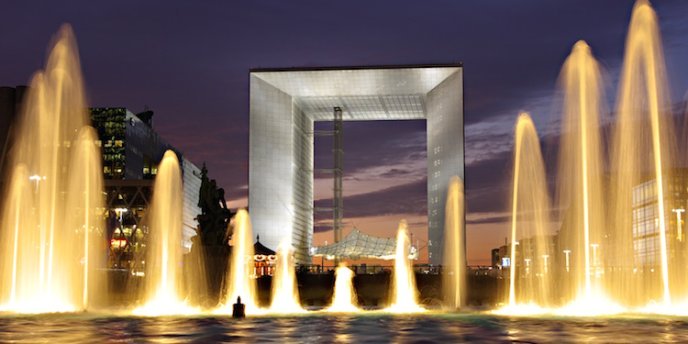 The Grande Arche at night, with fountains in the foreground