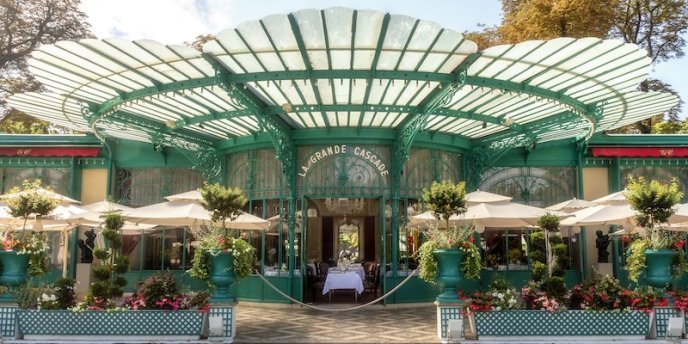 The grand entry to restaurant La Grande Cascade in Paris