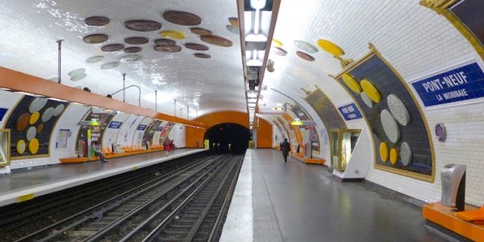 A money theme adorns the Pont Neuf Metro station