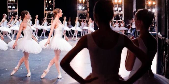 Ballerinas of the Paris Opera Ballet Company in practice