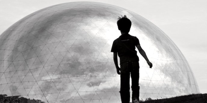 La Geode with a young boy sihouhetted in front, photo by Mark Craft