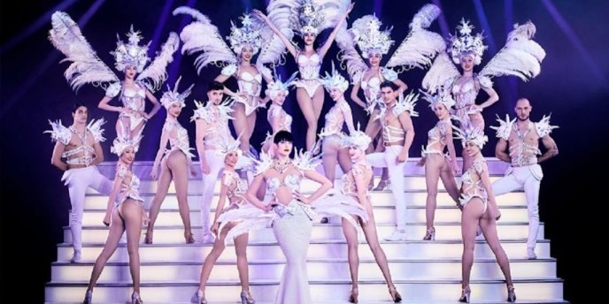 Dancers in white feather on stage at Paradis Latin in Paris