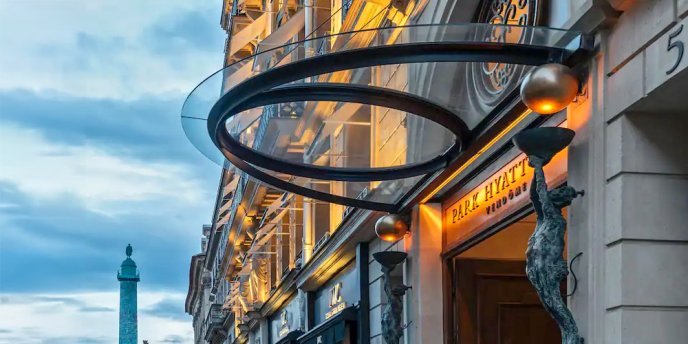 Exterior sign on Park Hyatt Paris Vendome with column in the background