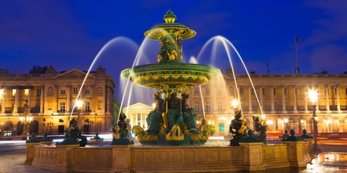 Place de la Concorde fountains at night