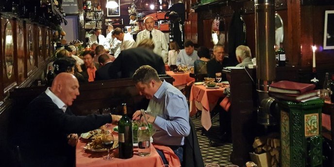 Diners in the dark room of Chez l'Ami Louis