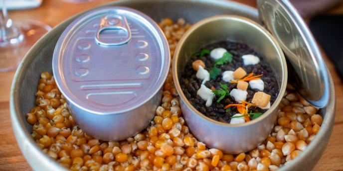 A lentil dish at Restaurant Escudella served in tins