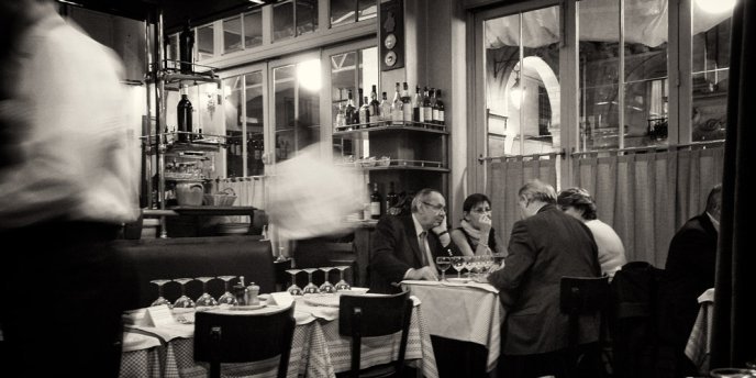 Parisians dining at the bistro, Fontaine de Mars