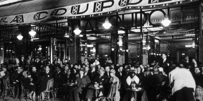 Photo of the sidewalk tables at restaurant La Coupole on an evening in 1932 in Paris