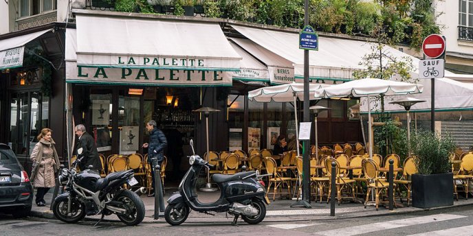 La Palette's white & green awnings