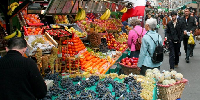 Rue Poncelet market street in Paris, photo by Mark Craft