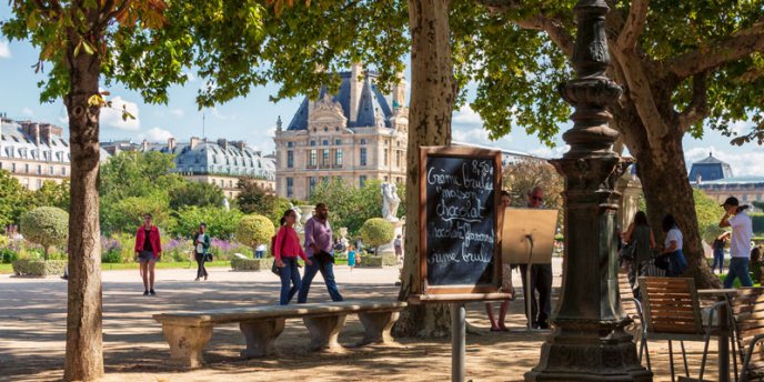 Jardin des Tuileries Tuileries in the summer with the Louvre in the background