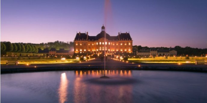 the chateau of Vaux le Vicomte at nightm with the fountain in the foreground