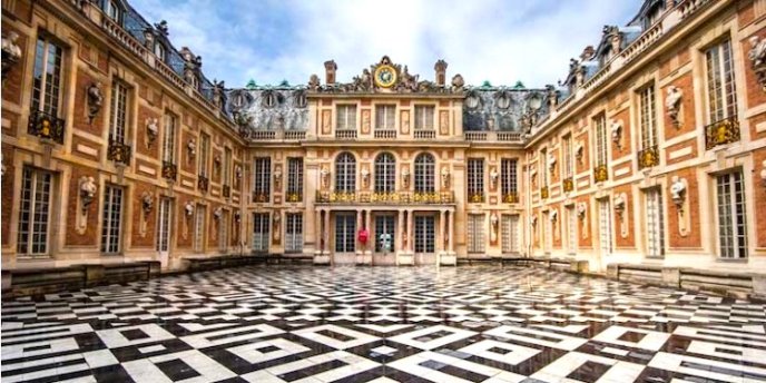 A striking view of the courtyard and main entry of the Chateau de Versailles