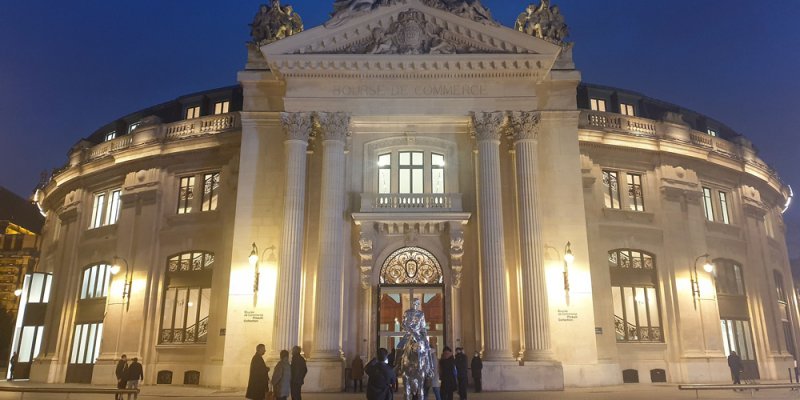 Facade of the Bourse de Commerce at night, photo Wikimedia by Bretwa