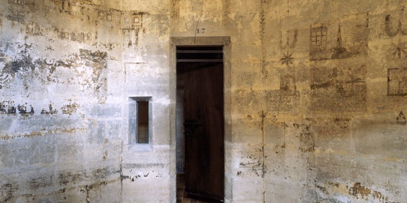 Door leading to Chateau de Vincenne's dungeon