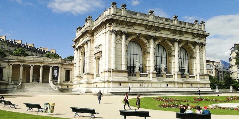 The imposing facade of the Palais Galliera and the pretty park in front of it