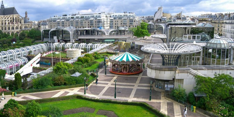 The modernist first try of post-food-market Les Halles, as it looked in 2007