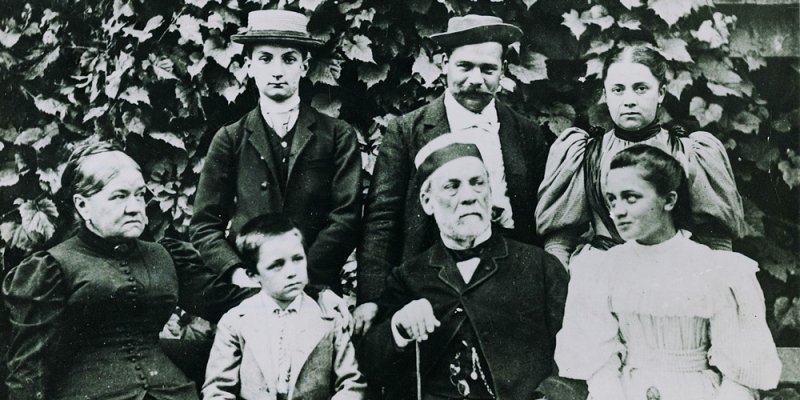 Photo of Pasteur and his family in 1892