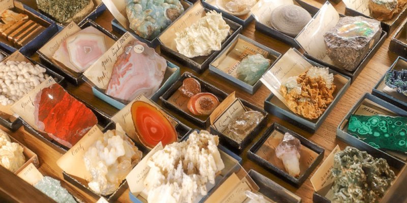 Striking minerals in red, white & green on display at the Paris Mineralogy Museum