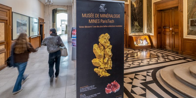 Students of MINES ParisTech pass the entrance to Musee de Mineralogie