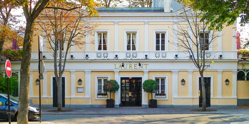 The exterior of restaurant Laurent Paris Wikimedia by Erwmat