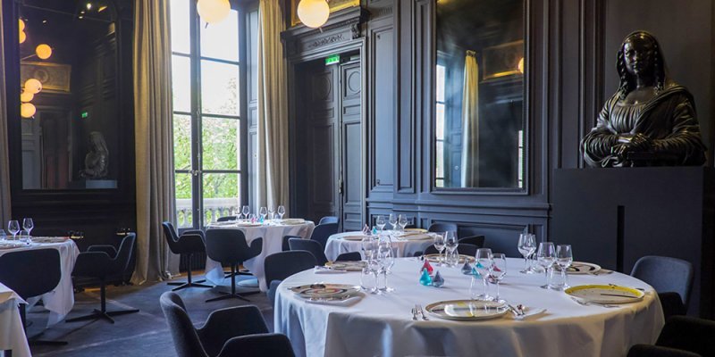 A dining room in grey tones at restaurant Guy Savoy