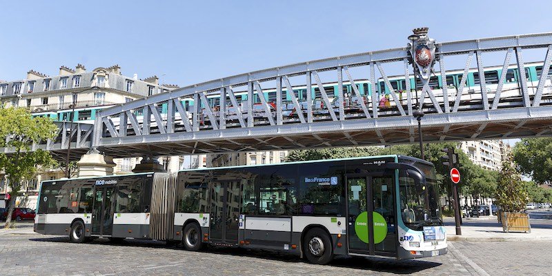 Articulated bus next to Metro bridge, photo by Henri Garat