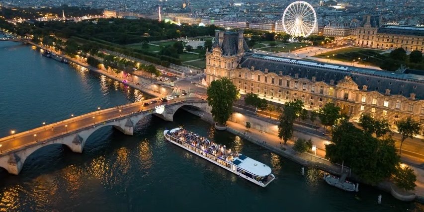 New Years Eve Dinner Cruise on the Sein sailing paast the Louvre