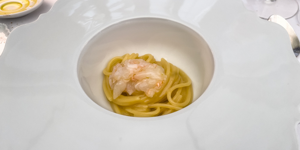 spaghetti con colatura di capperi crudo di scampi