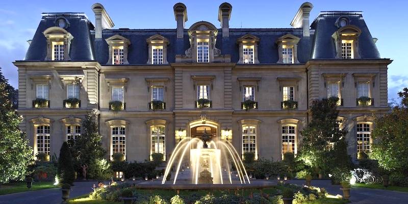 I Stayed At Four Luxury Hotels With Prime Views Of Paris — Here's What I  Thought